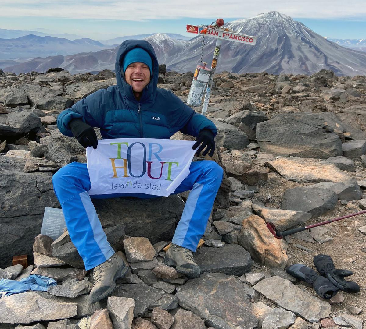 Koen Darras op de top van de San Francisco in Chili (6.018 meter): “Het was zwaar, maar we hebben doorgebeten.”