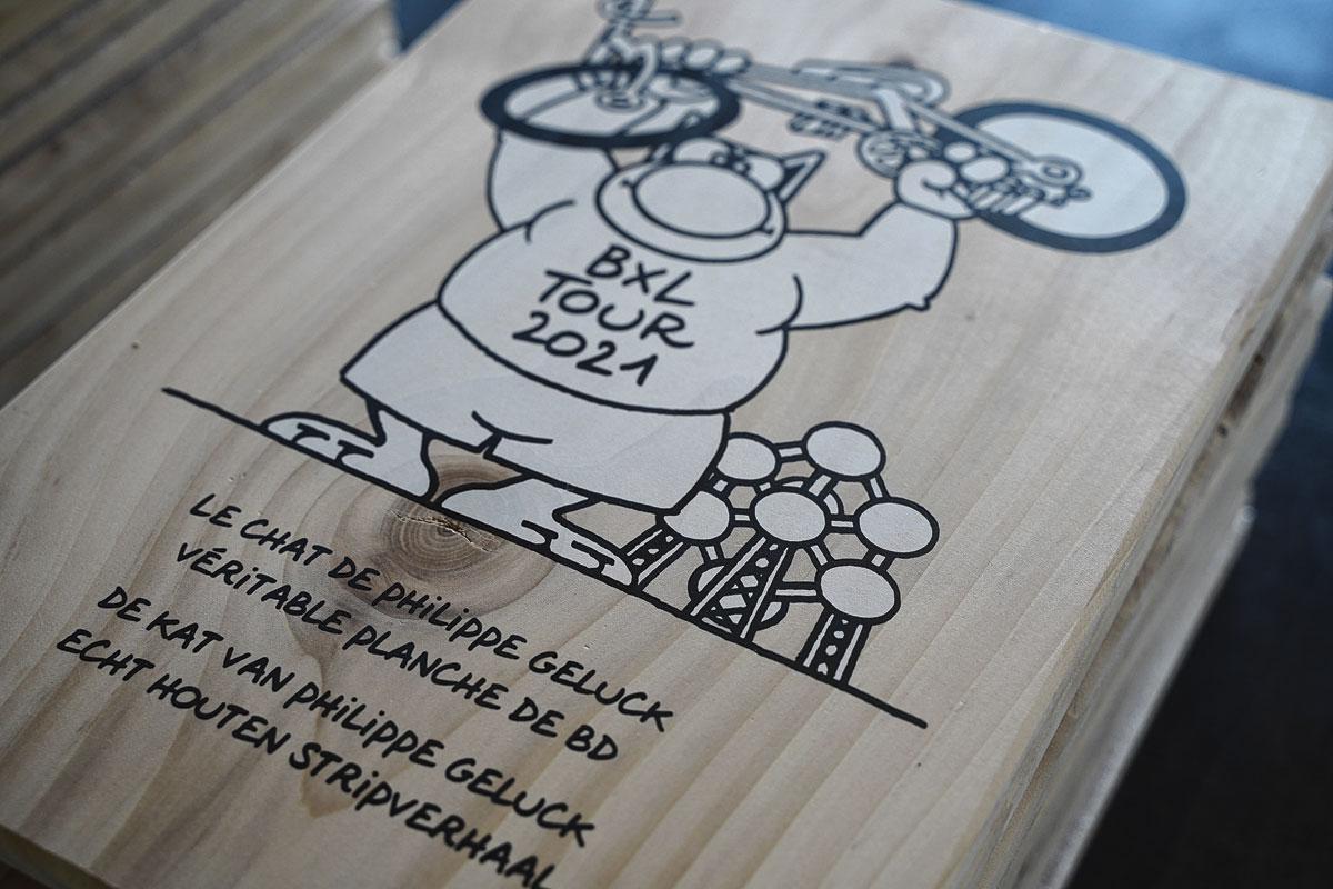 Les trophées de la course cycliste BXL Tour, en bois de sapin, ont été personnalisés par Philippe Geluck.