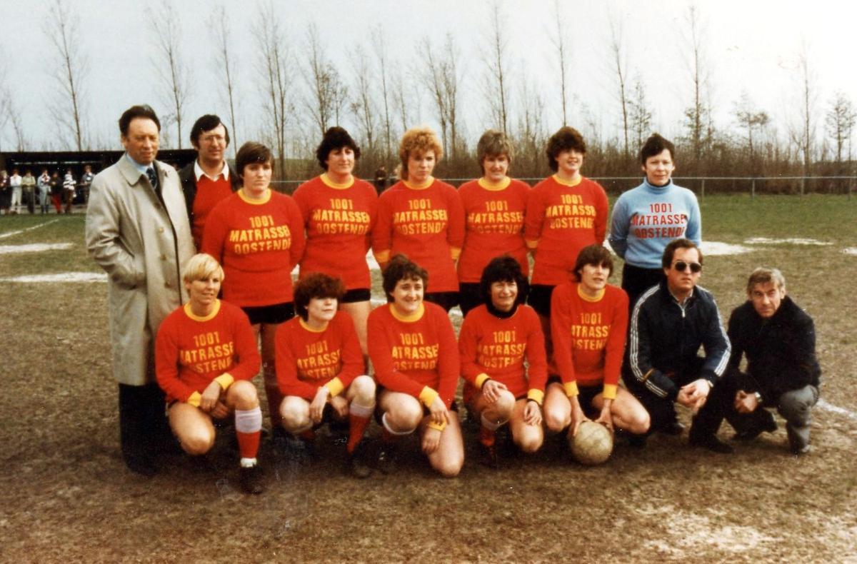 Kristin was 16 jaar toen ze al bij De Zeemeerminnen speelde in 1980. We herkennen bovenaan Eddy Borny, Johnny Eyland (+), Michel Koten, Diane Blondé, Gonda Matthijs, Annie Decoo, Kristin Mouqué en Marie Rose Clybouw. Onderaan zie je Yvette Vandekerckhove, Manuela Beel, Linde Pittery, Paulette De Vellis, Carina Dejaeghere, Sylvain Roose en Gilbert De Beer.