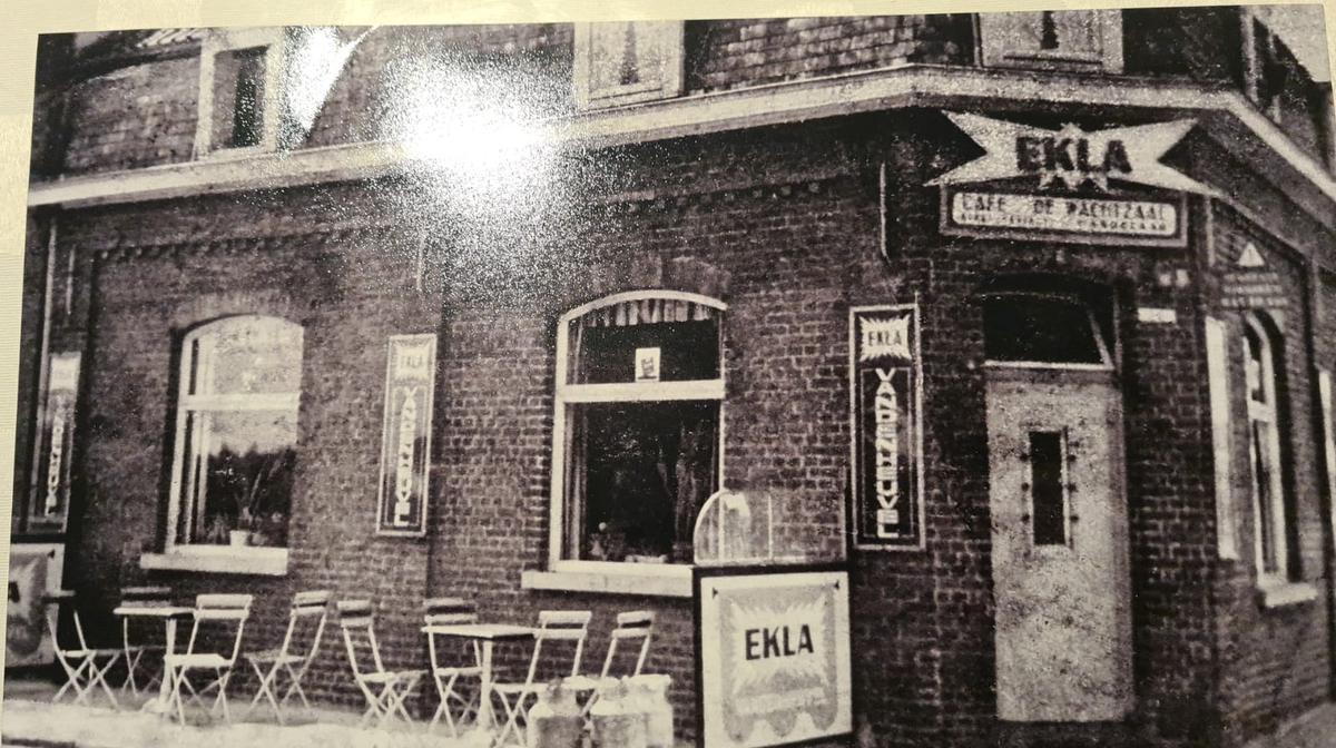 Deze foto uit de oude doos bewijst dat De Kortkeer nog café De Wachtzaal genoemd heeft. (gf)