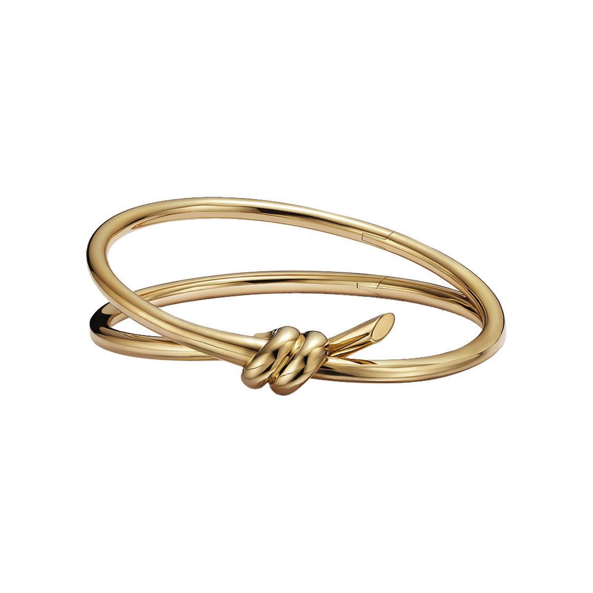 Armband in geel goud uit de Knot Collection, 8350 euro, Tiffany & Co, be.tiffany.com