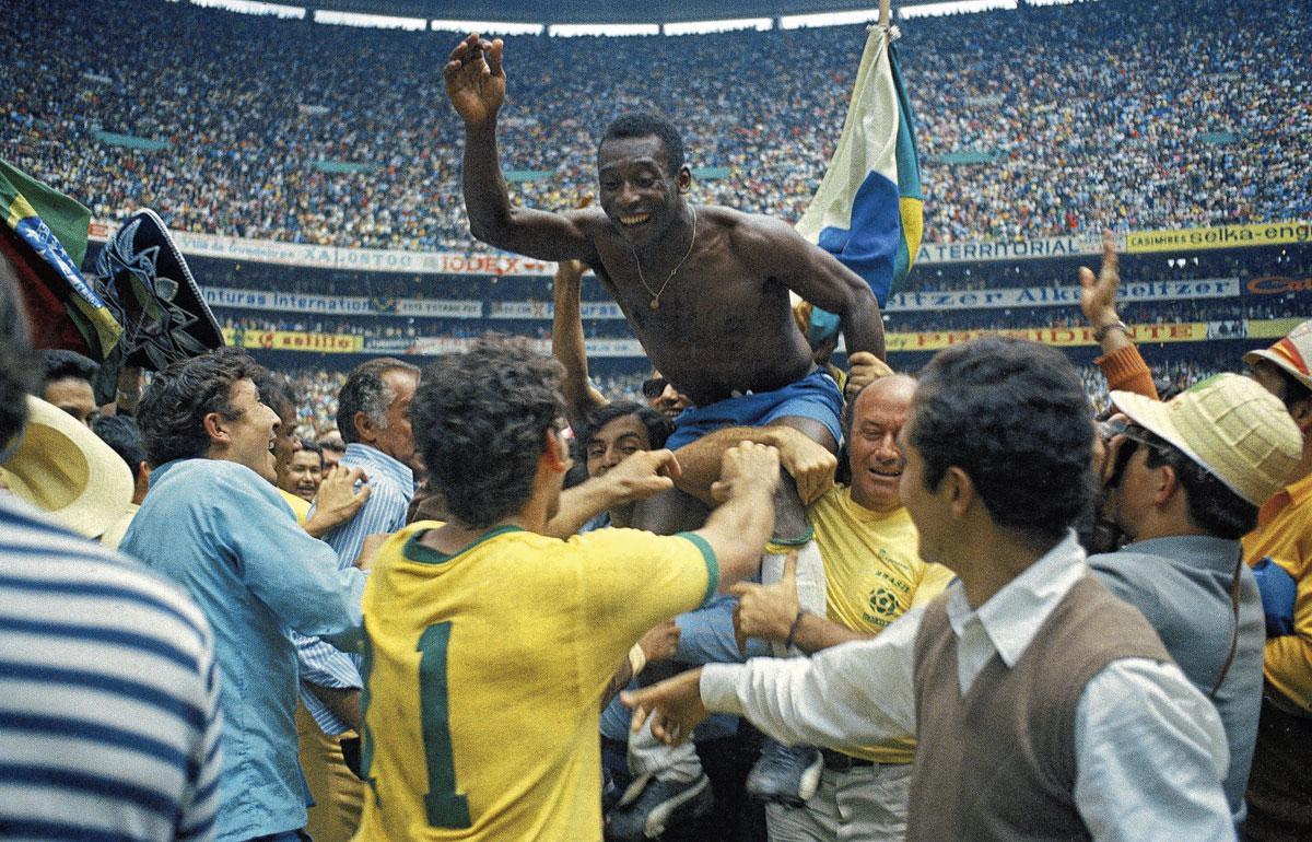 Pelé op handen gedragen na zijn derde wereldtitel, in Mexico in 1970.