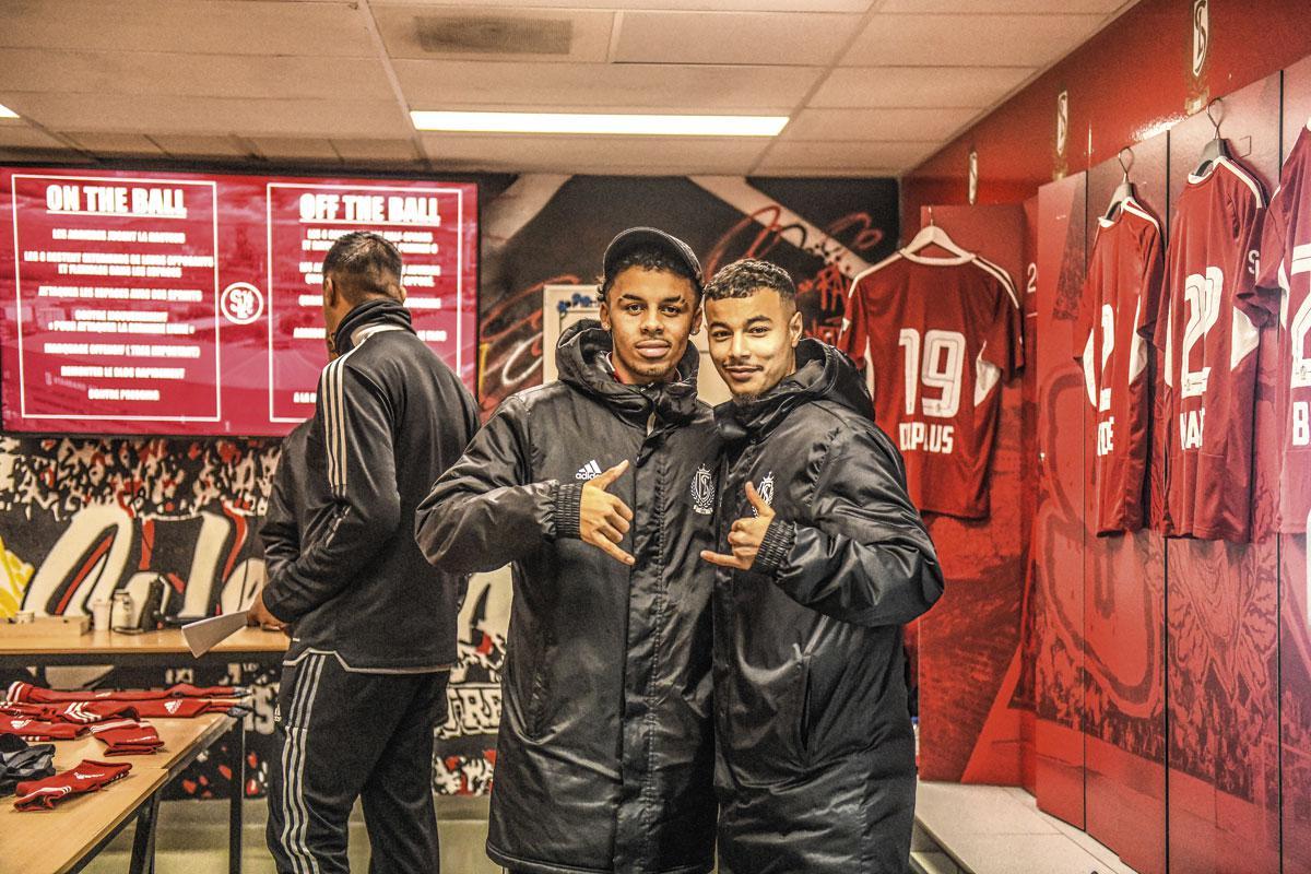 Voor de wedstrijd lijken de spelers van SL16 FC weinig last te hebben van stress.