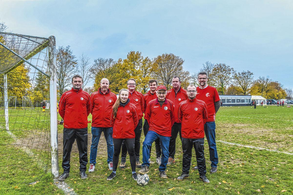 Een groot deel van de jeugdtrainers van SK Torhout, van wie een aantal voetbalpapa’s.