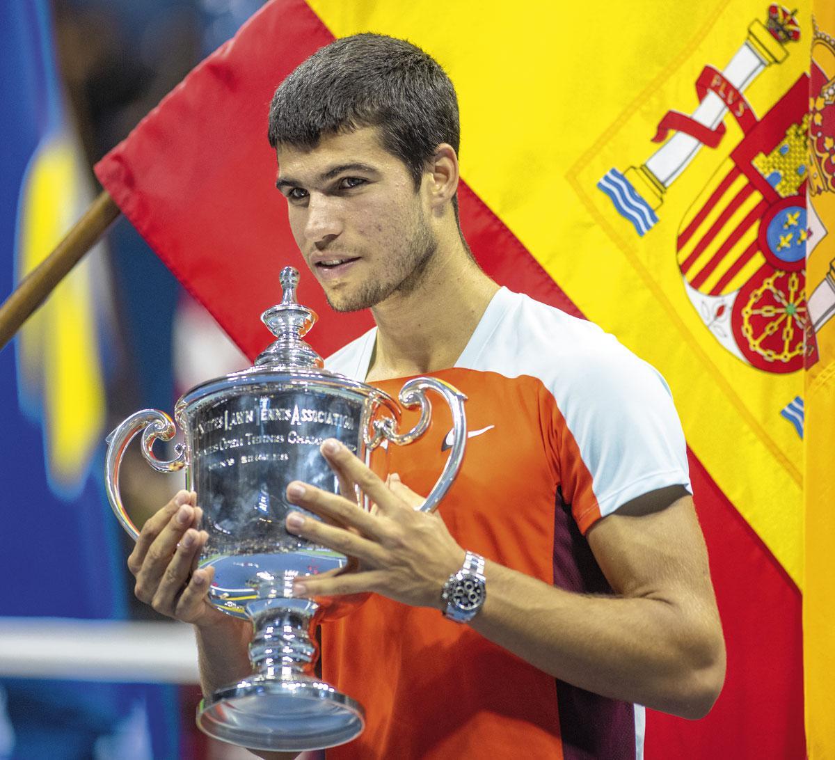 Carlos Alcaraz met de trofee van de US Open, waarna de Spanjaard ook het nummer één van de wereld werd, als jongste ooit.