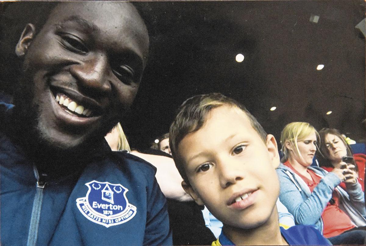 Lukaku tijdens zijn periode bij Everton met naast hem de zoon van Nelly.