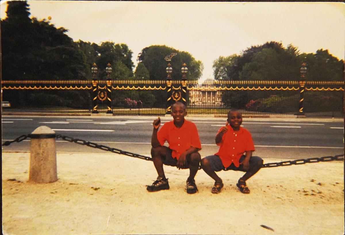 De jonge Romelu Lukaku poseert met zijn broertje Jordan.