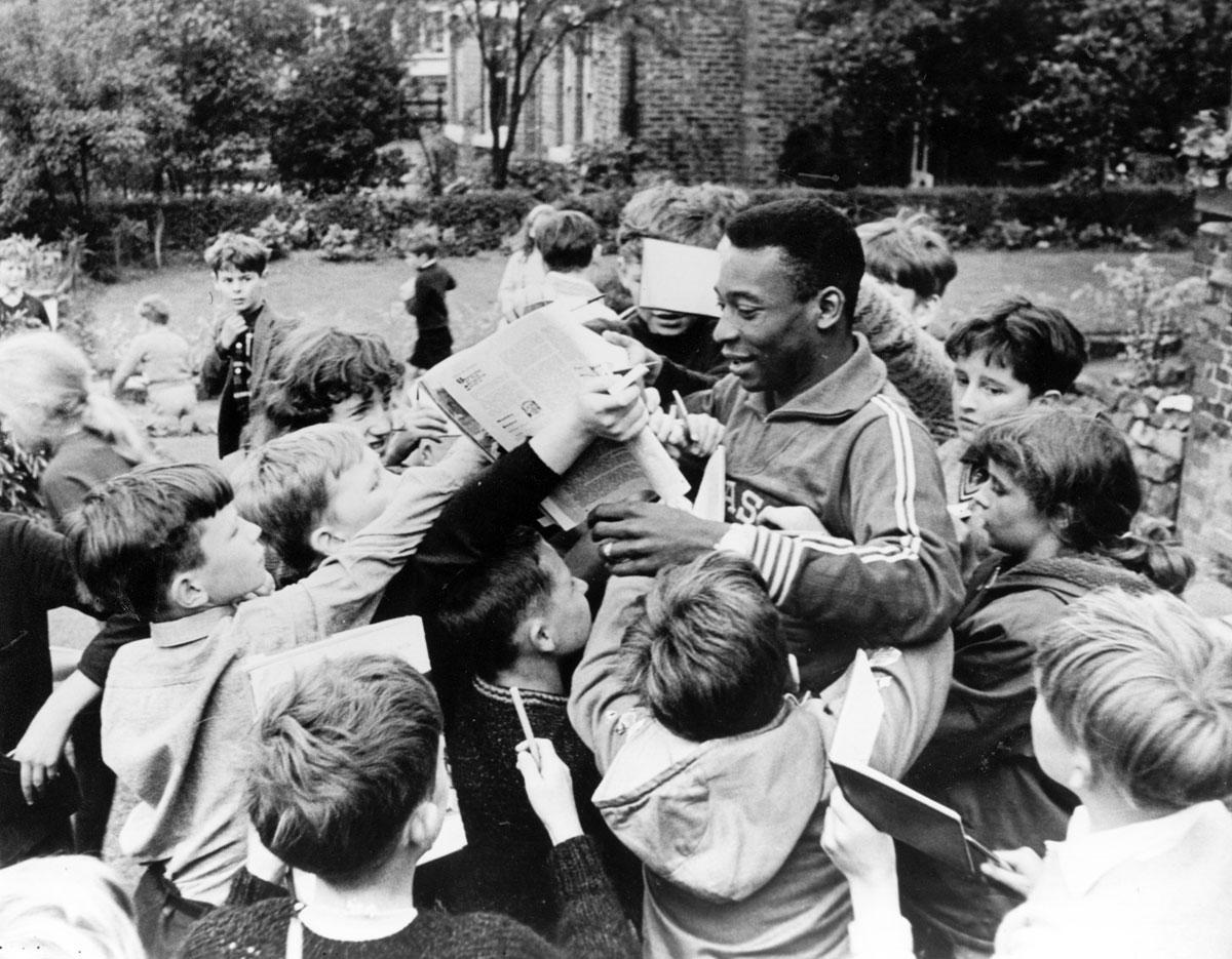 Une séance d’autographes de Pelé, un exercie quotidien pour lui.