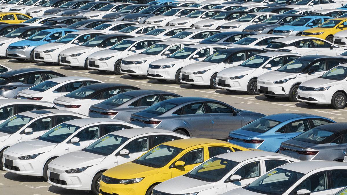 Collection de voitures électriques dans un parking du site de production de Geely à Jinzhong.