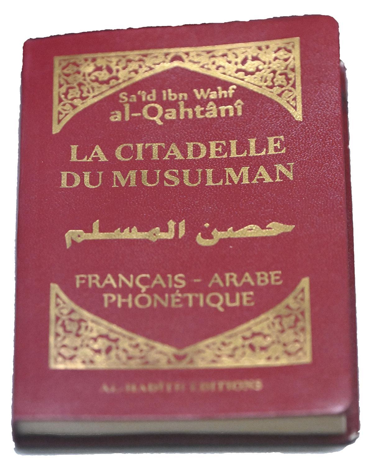 Rue de Tivoli, à Laeken, on retrouve un second exemplaire du recueil d’invocations La Citadelle du musulman, qu’ont feuilleté Abdeslam, Laachraoui, Ayari mais aussi Bilal Hadfi, l’un des kamikazes des attentats de Paris.