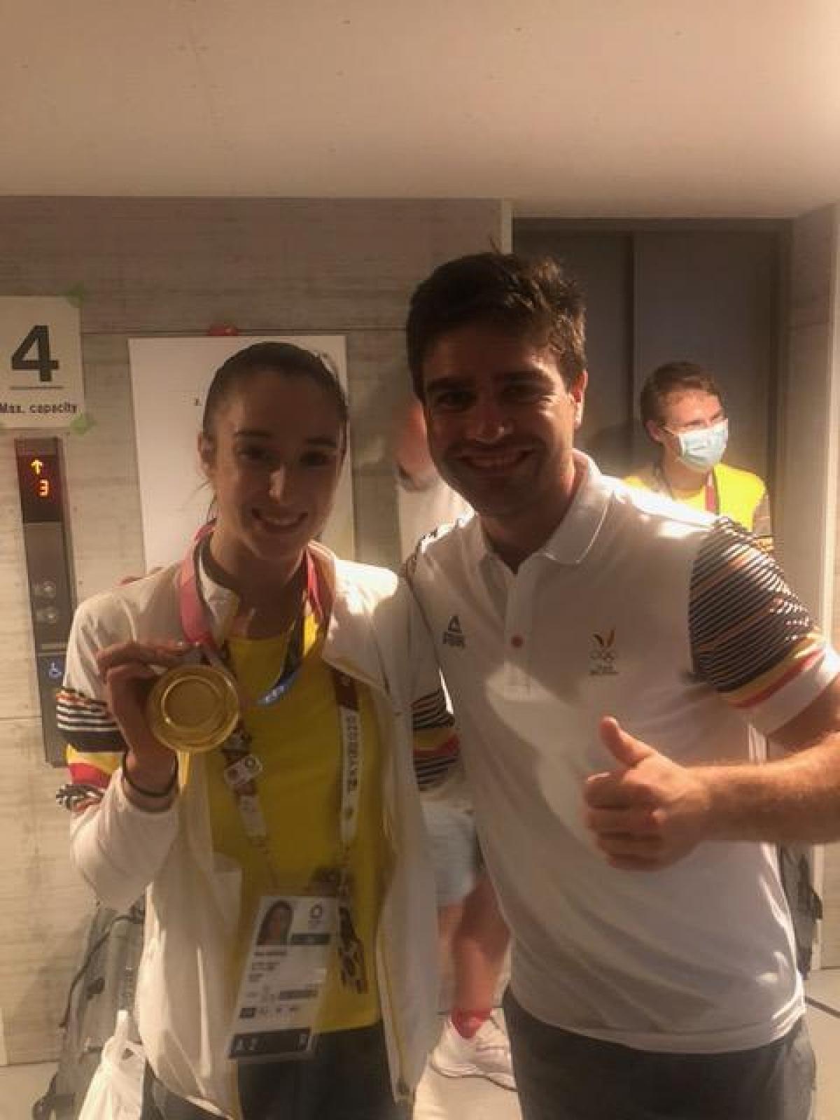 Arthur met Nina Derwael op de Spelen in Tokio. Goudenmedaillewinnaars onder elkaar.  (gf)