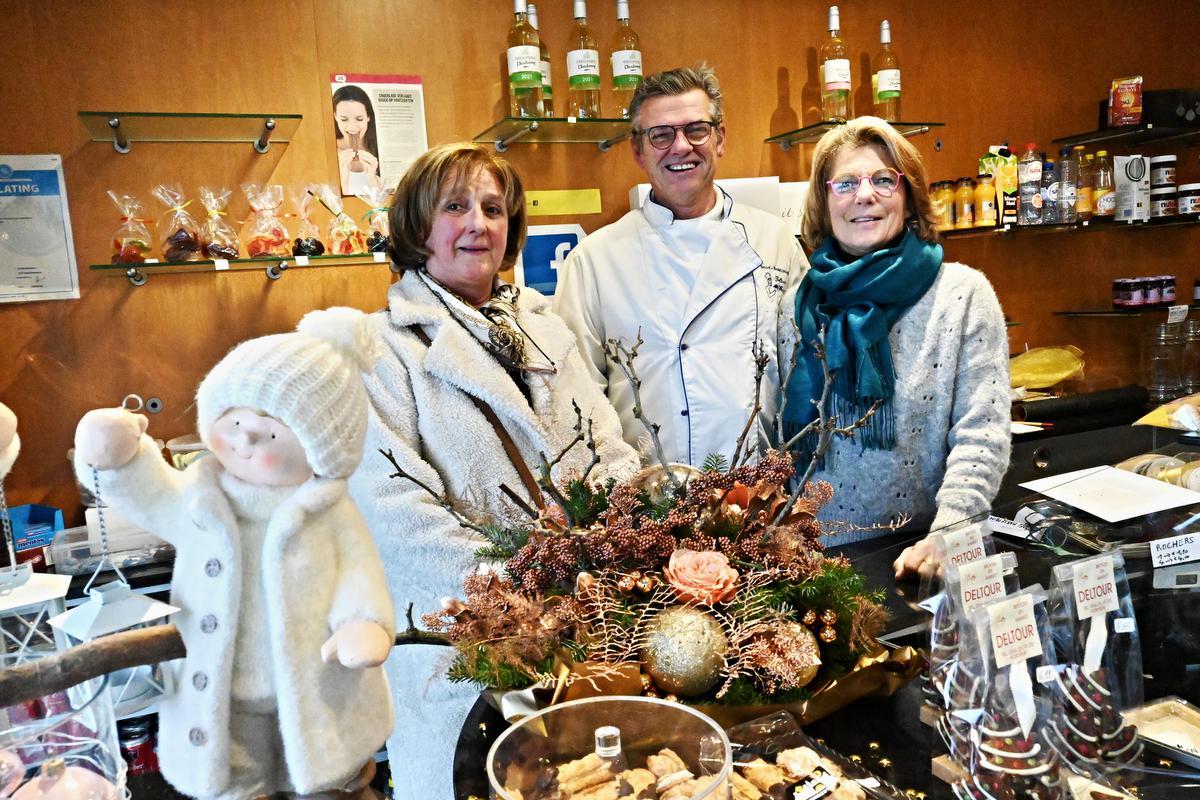 Banketbakker Vincent Deltour en zijn echtgenote Irene Vanhoonacker namen eerder afscheid van hun klanten. We zien hen hier met klant Hilde Malfrere (links op de foto).