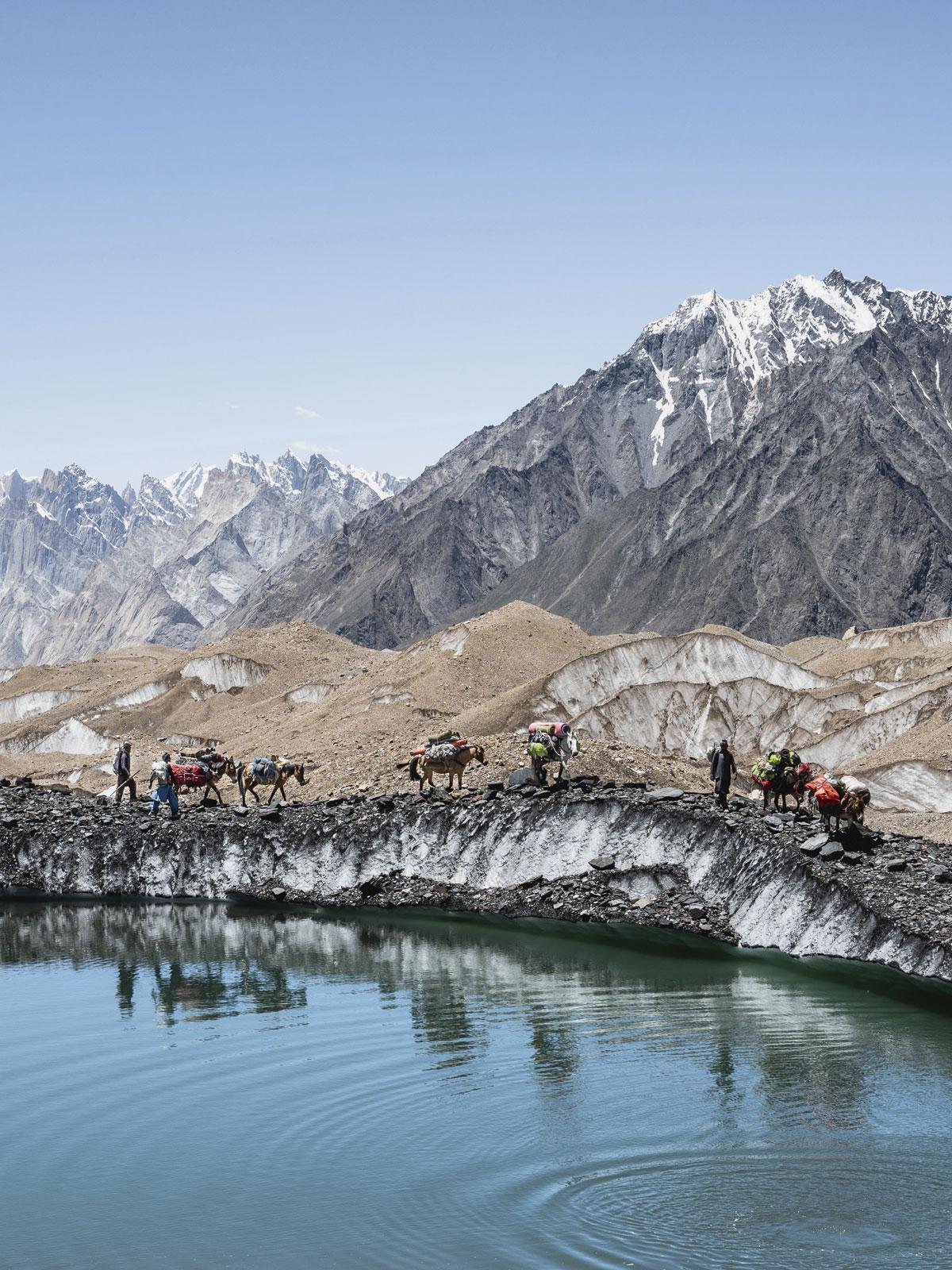 Trekking door het Karakoram gebergte in Pakistan