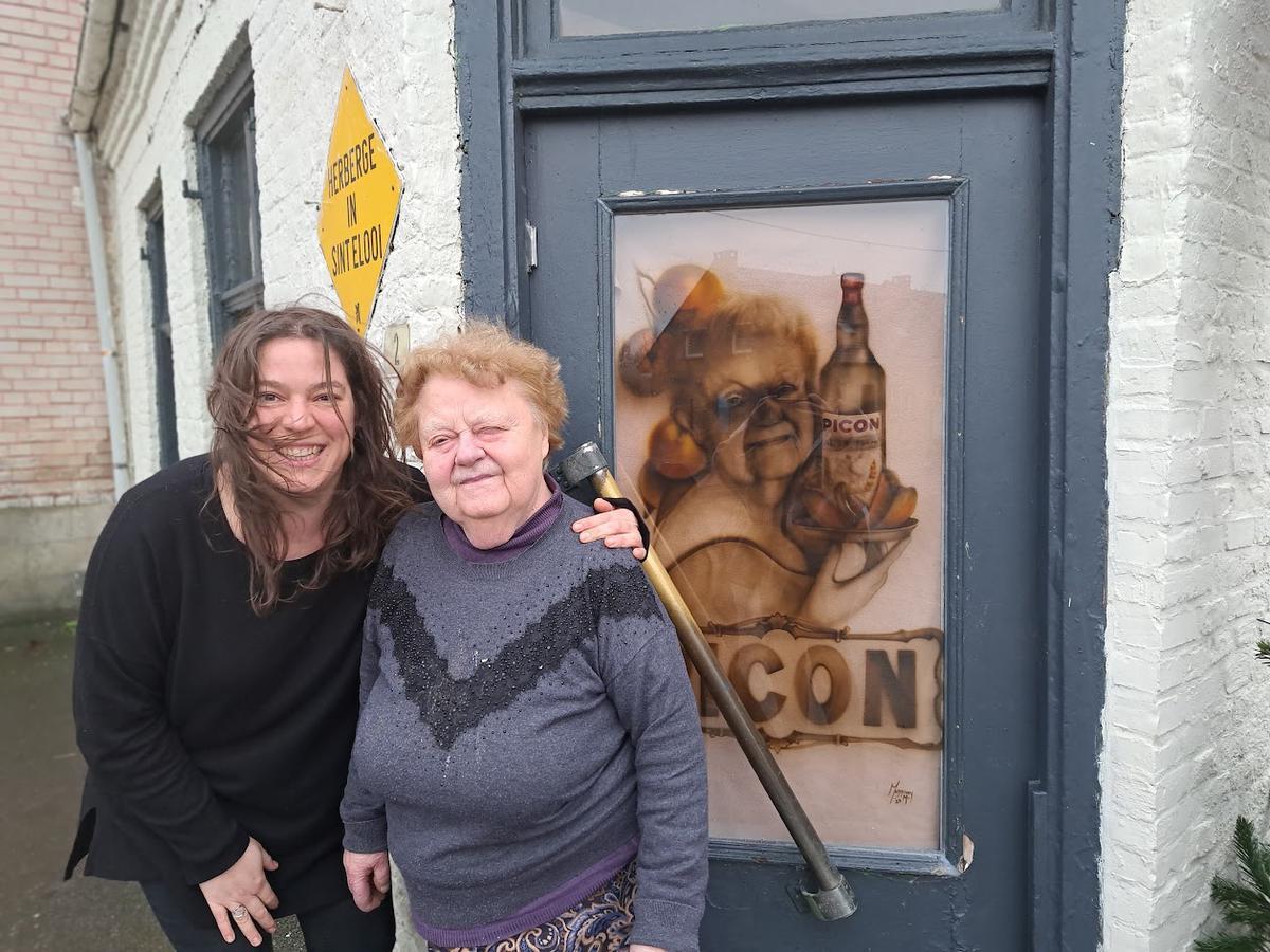 Op vraag van cafébazin Gisèle (88) van Au Saint-Elois in Houtkerke schilderde Melissa Mommerency een picon gerelateerd kunstwerk op de voordeur.