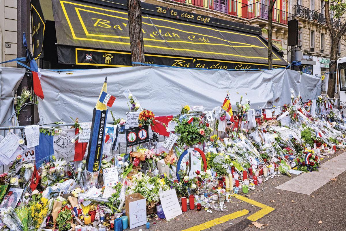 Bloemen bij concertclub Bataclan na de aanslagen in Parijs van 13 november 2015. Vandaag voorspelt Michel Houellebecq 'omgekeerde Bataclans'.