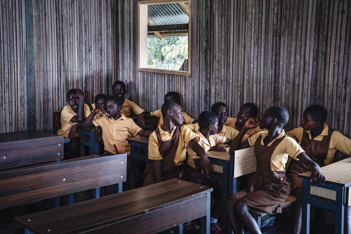Cinq professeurs enseignent à l’école de Nzulezu, financée par une ONG, tout comme les uniformes des élèves.