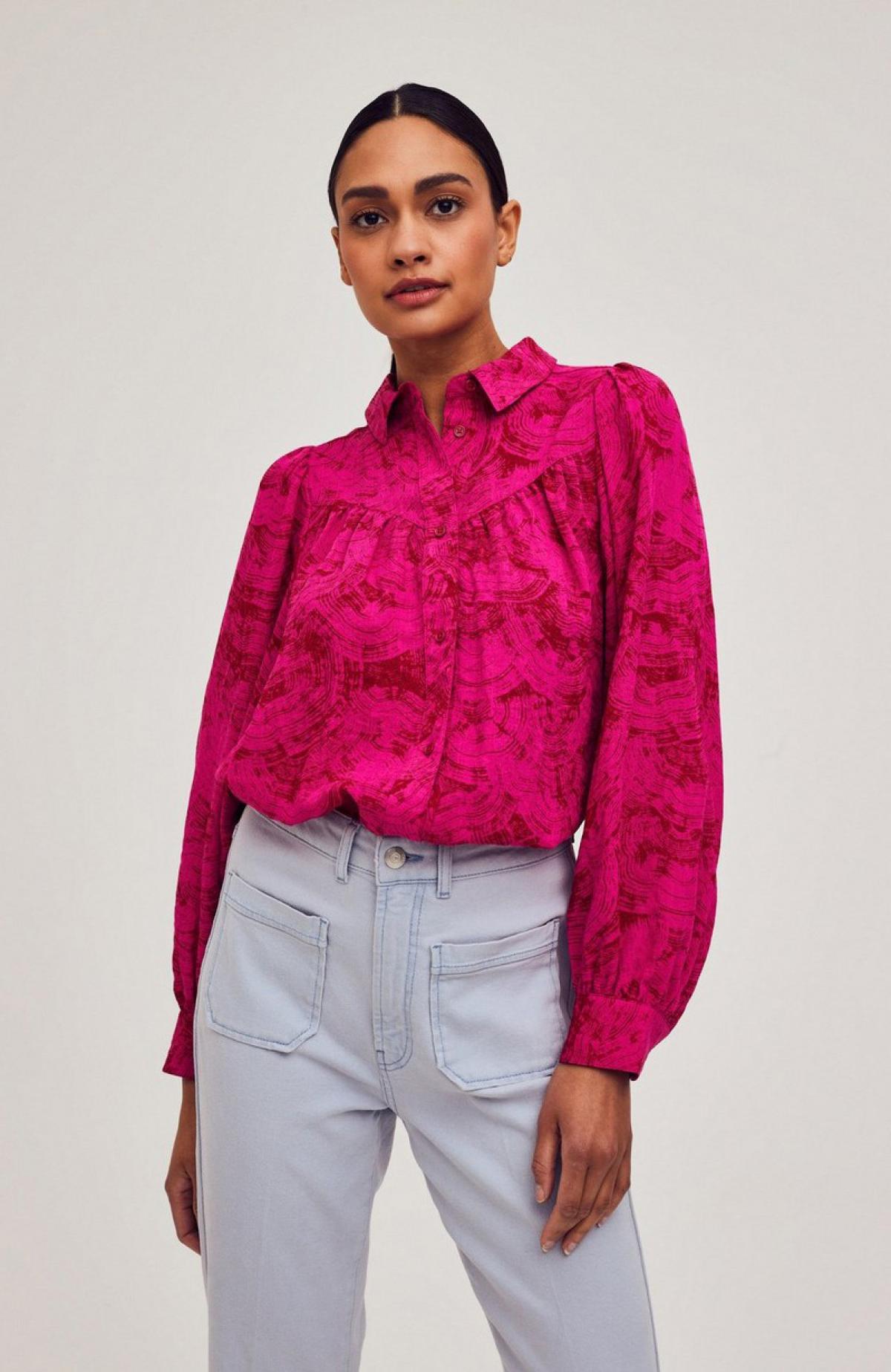 Fuchsiaroze blouse met abstracte print