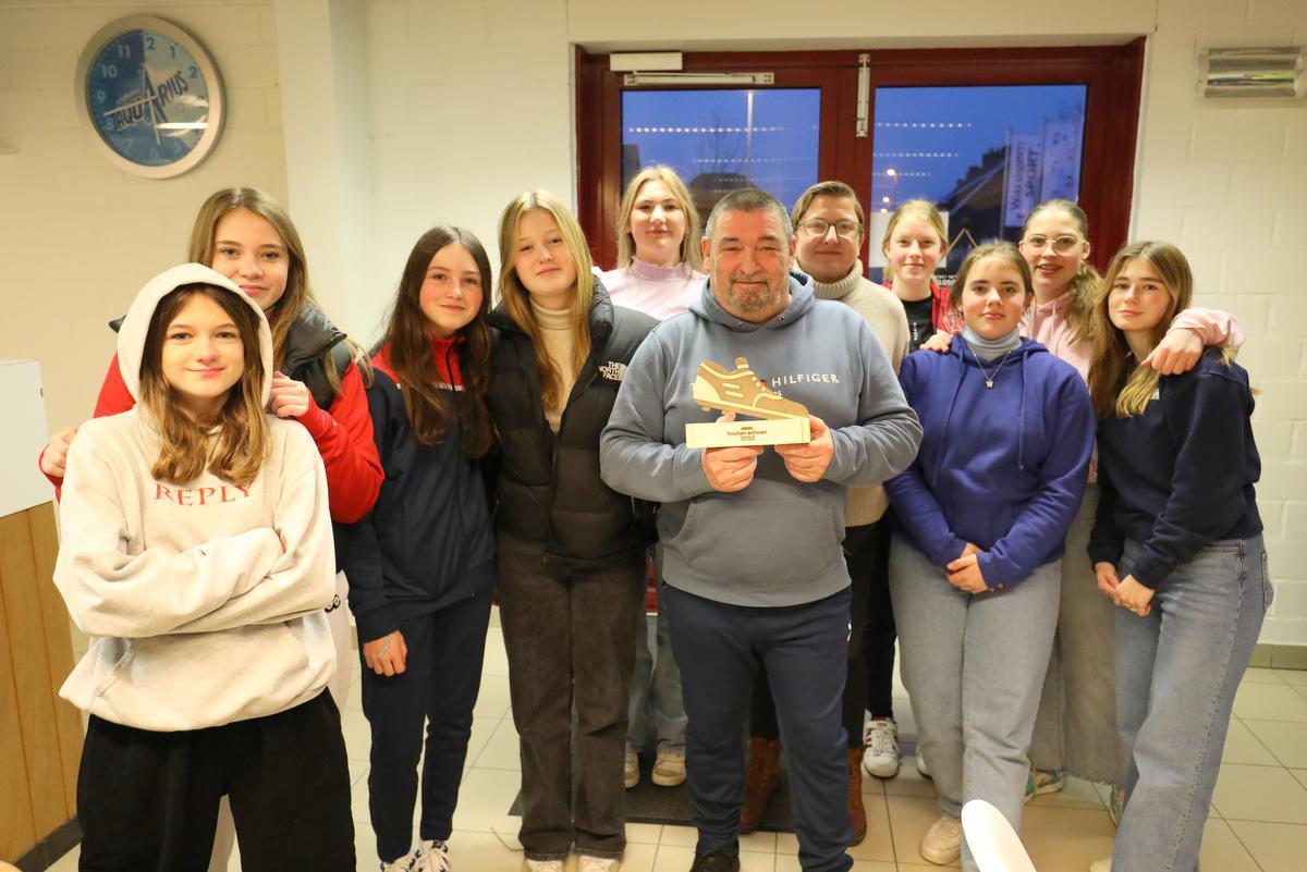 Gino Decruyenaere met de U16 meisjes van KWS Desselgem en ploegverantwoordelijke Natacha Vercruyssen.
