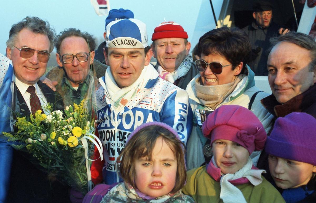 De jonge Ronny De Vos won in Stene en wordt gefeliciteerd door zijn schoonvader Charles Vanhoutte, zijn vrouw Dominique, Roland Makelberge (schepen van Sport) en wijlen Kamiel Dedeckere (sportbestuurder Zeemeeuw).