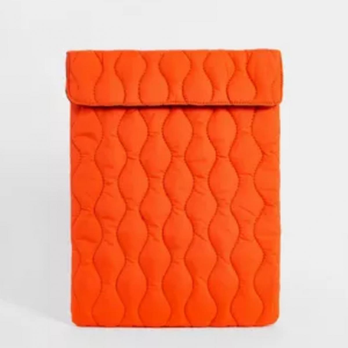 Oranje laptophoes met structuur