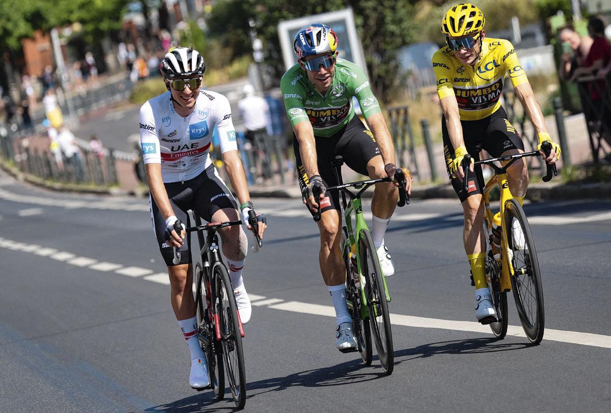 Tadej Pogacar et Jonas Vingegaard entourent Wout van Aert au Tour de France l'an dernier. «Si tout le monde est à sa place, Vingegaard n’est pas plus fort que Pogacar.»