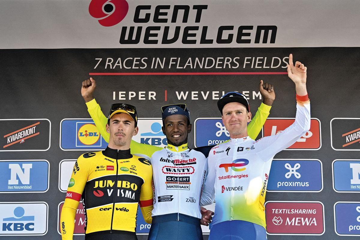 Biniam Girmay als winnaar op het podium van Gent-Wevelgem, tussen Christophe Laporte en Dries Van Gestel.