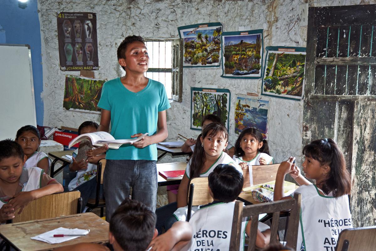 Een jonge leraar leidt een workshop over het leefmilieu. In de visie van Maritza Morales Casanova kunnen kinderen evenveel voor de bescherming van de planeet doen als volwassen.
