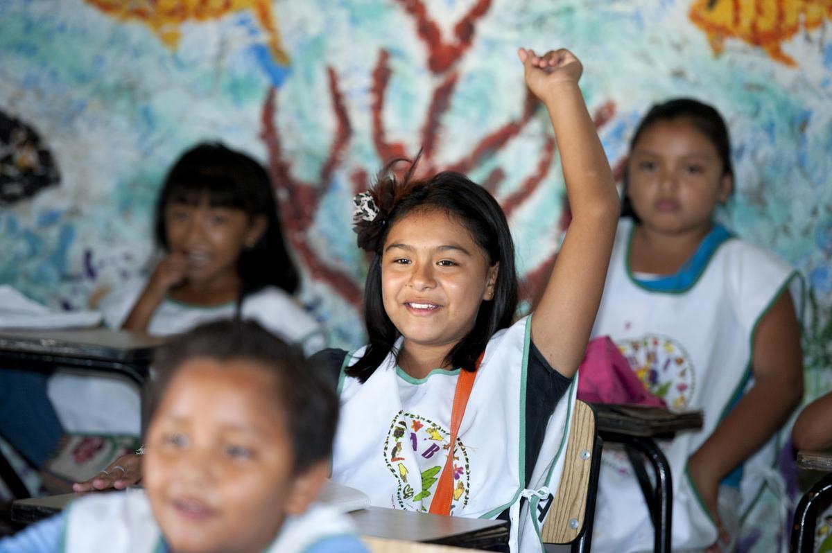Kinderen uit de buurt volgen de workshops van Maritza Morales Casanova in haar leefmilieuthemapark Ceiba Pentandra.