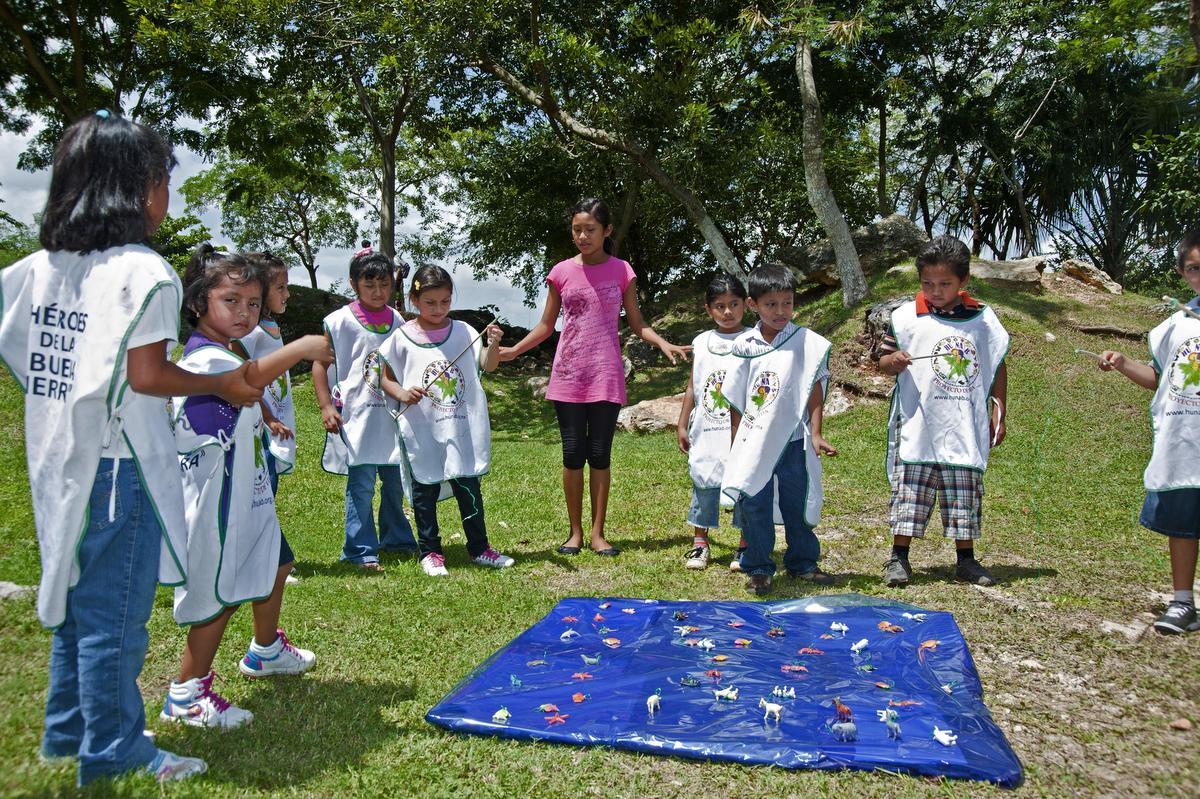 Une fille organise un jeu éducatif sur des espèces animales menacées. Maritza Morales Casanova veut inspirer les enfants à adhérer à l’entrepreneuriat social et durable.