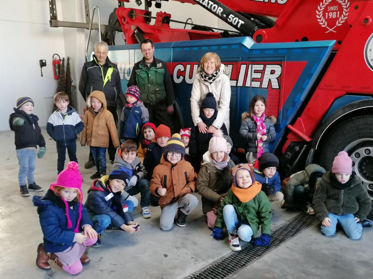 Garage Vannoost-Cuvelier opende met plezier zijn werkplaats voor de kleuters.