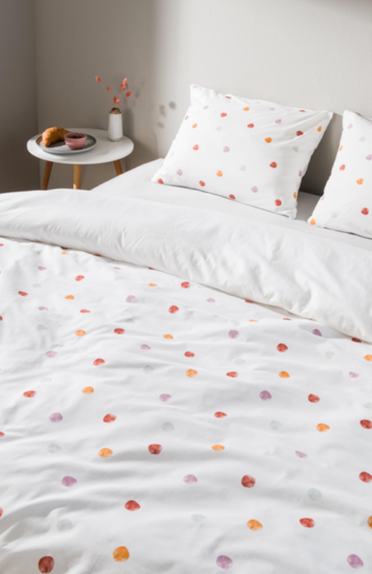 Dekbedset met gekleurde stippen