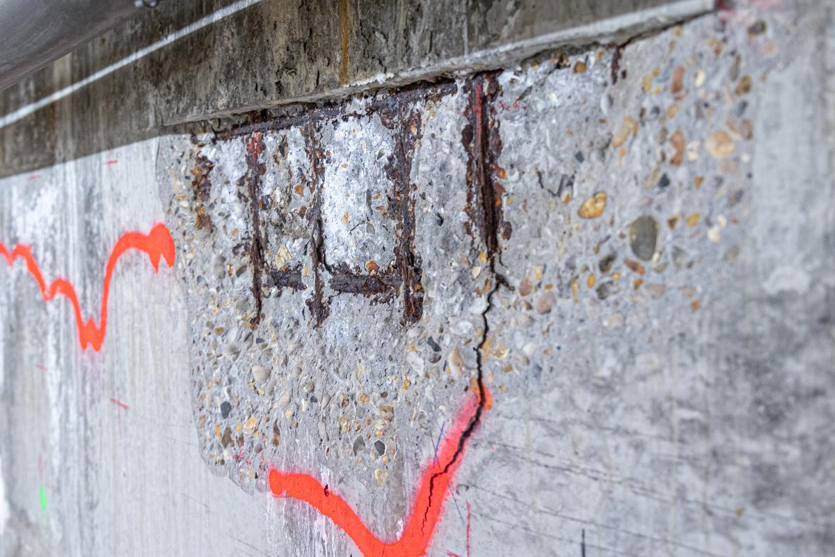 Het Tieltse zwembad, dat in 1973 gebouwd werd, is al langer de pensioengerechtigde leeftijd voorbij. Er zitten scheurtjes in het bad en een drietal jaar terug was er zelfs nog een lek waarbij het water in de kelderruimte spoot.