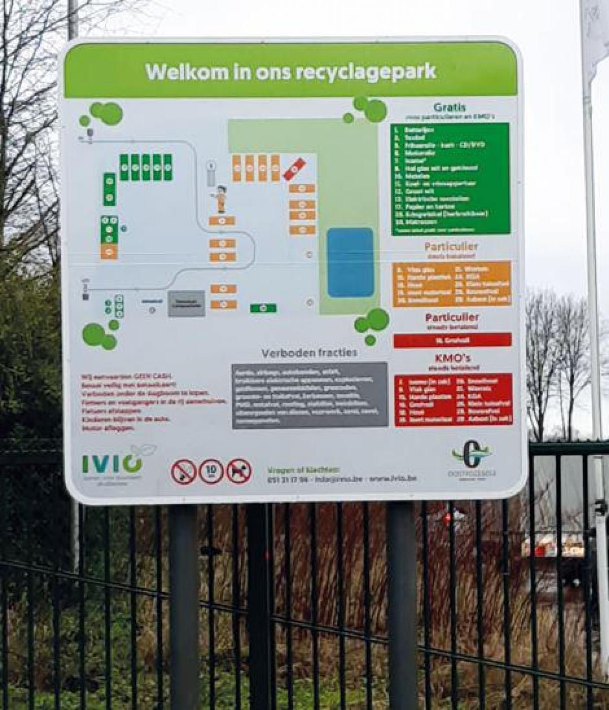 De nieuwe signalisatieborden - hier het bord in Oostrozebeke - moeten de bezoeker wegwijs maken in het park.
