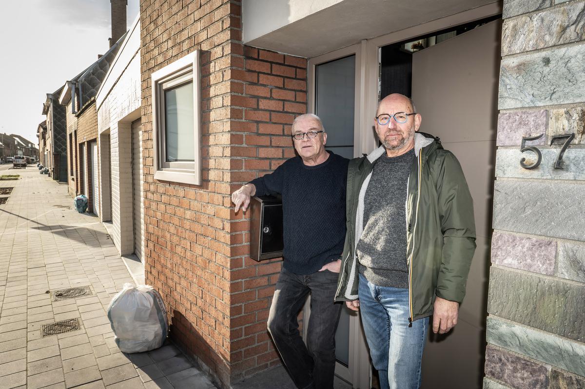 Erik Plouvier (links) en Erik Hantson vinden dat er dringend iets moet gebeuren aan de wateroverlast in de straat waar ze al vier decennia wonen.