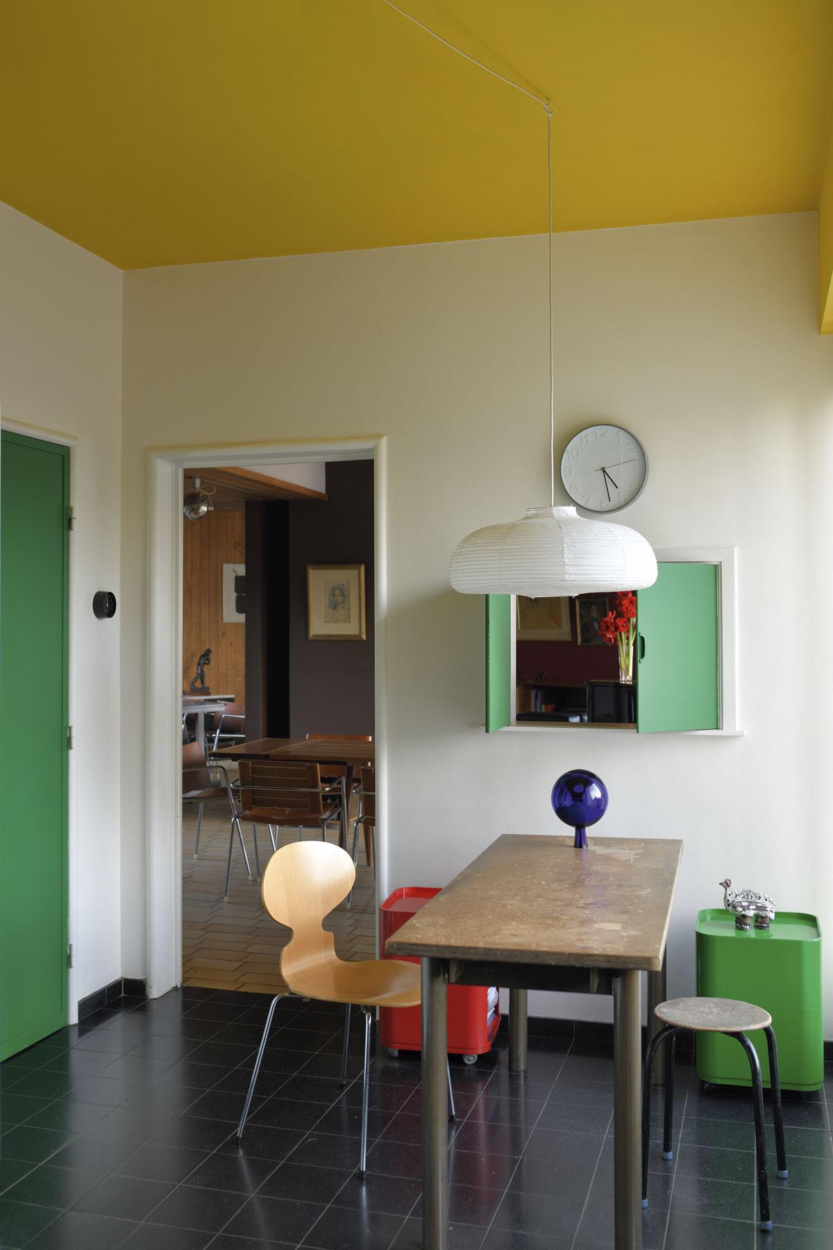 In de keuken dragen de groene kleur van de deur en het luik bij tot de vrolijkheid van het interieur.