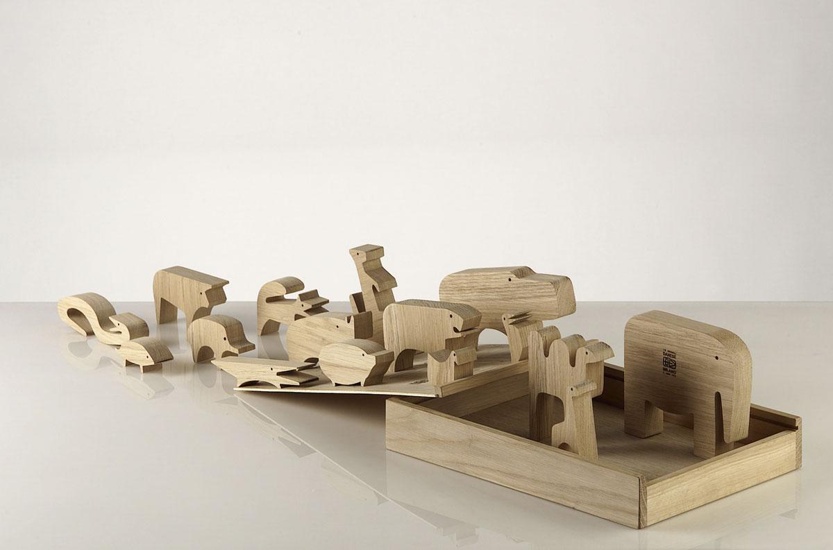 Le puzzle en bois 16 Animali, le premier projet d’Enzo Mari qui fut édité.