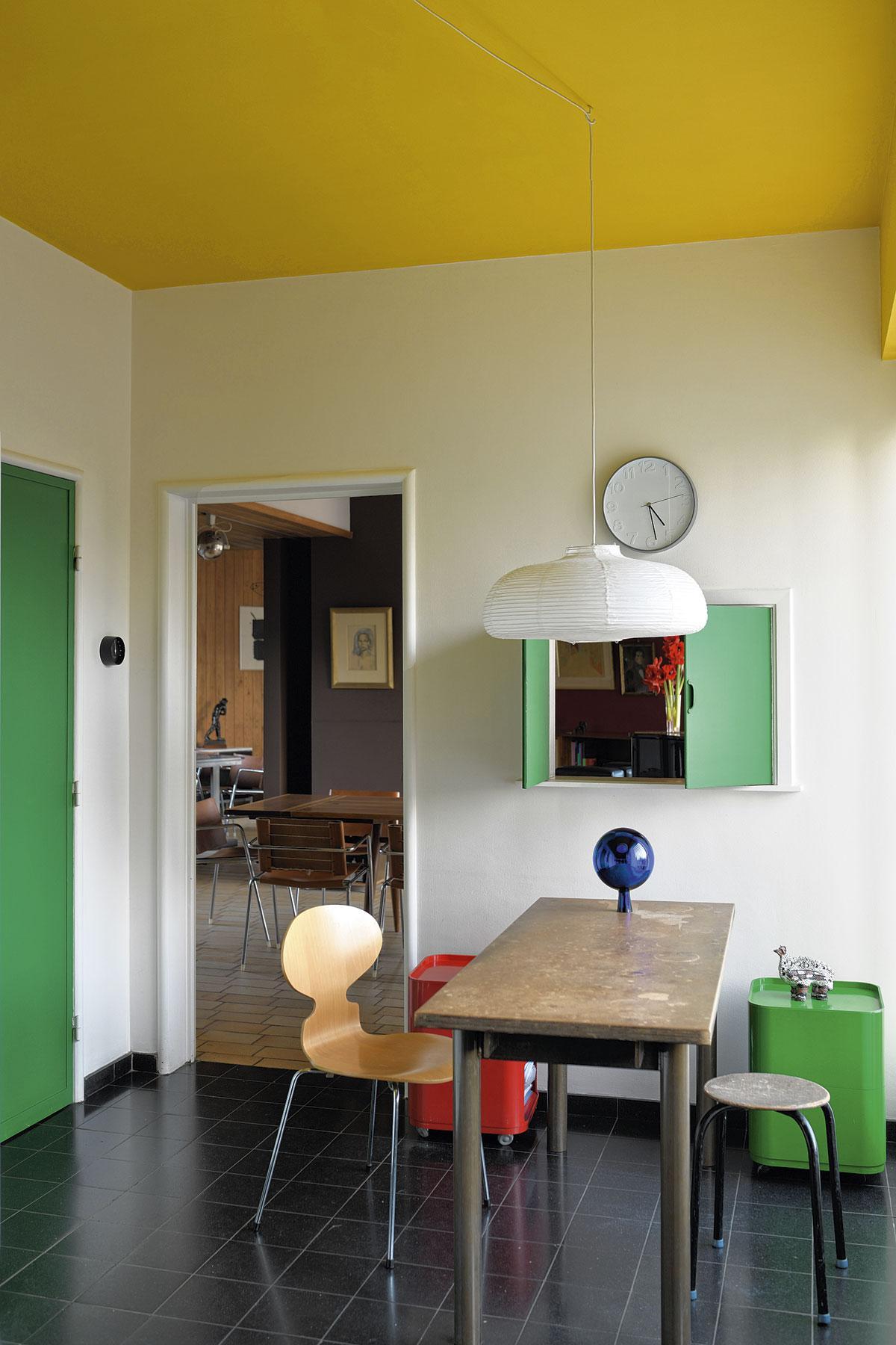 Dans la cuisine, la couleur verte de la porte et du passe-plat apporte de la gaieté.