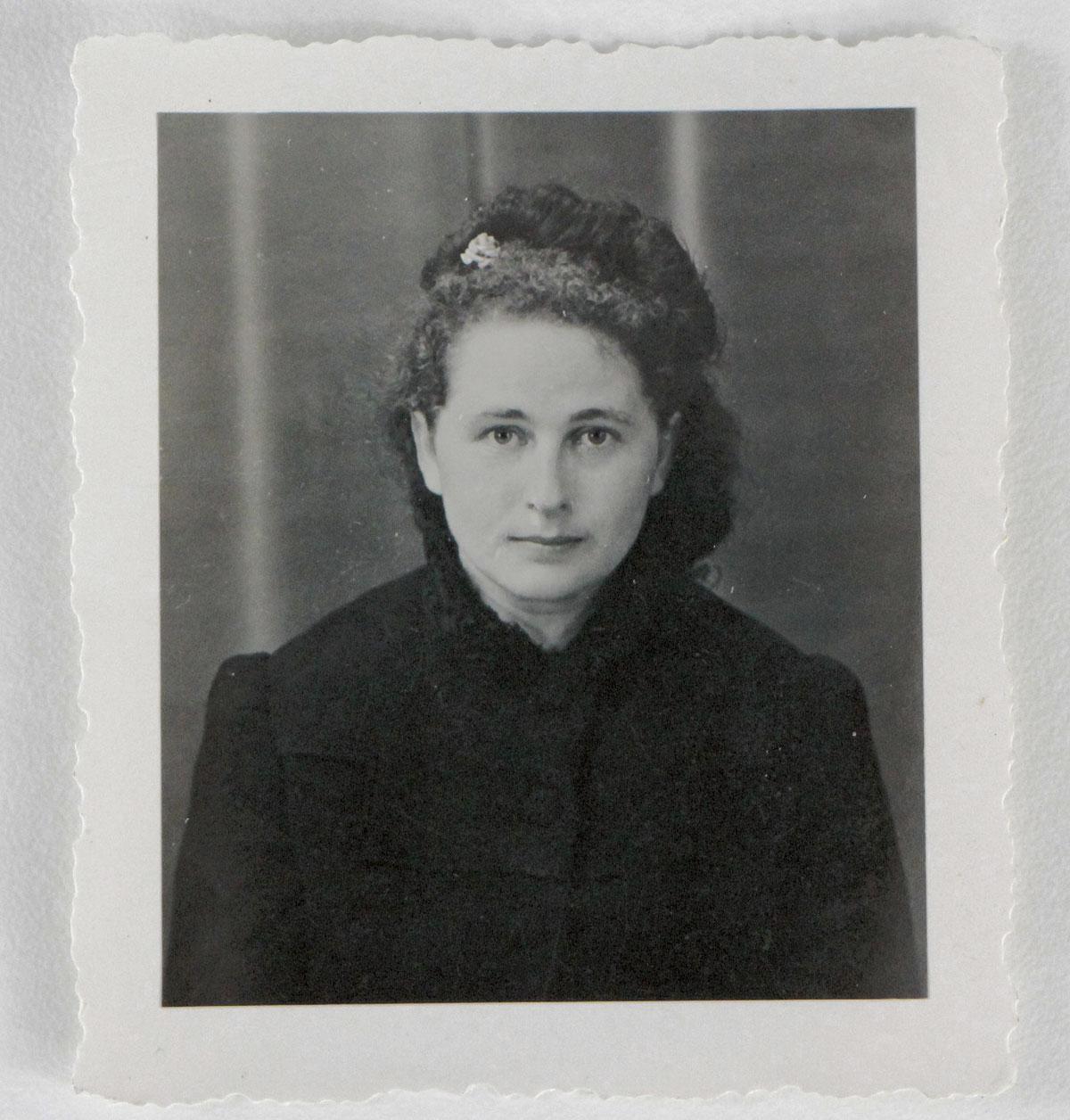 Julia Isbutsky in 1943, toen haar man gevangenzat in de Dossinkazerne. ‘Ze konden niet met, maar ook niet zonder elkaar.’