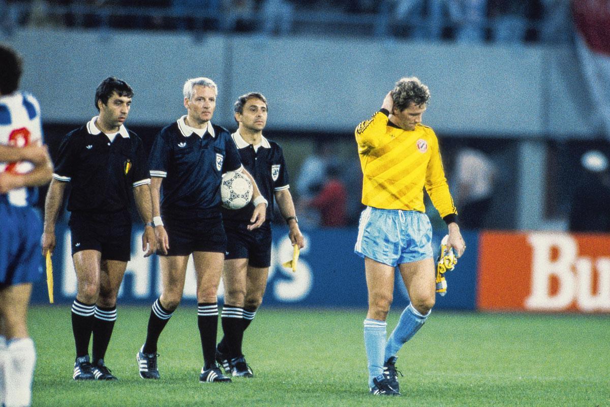 Alexis Ponnet (midden) floot de Europacup I-finale in 1987 tussen FC Porto en Bayern München, hier met Jean-Marie Pfaff.