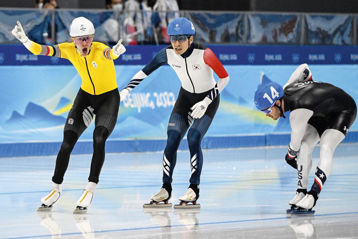 Bart Swings schreeuwt zijn vreugde uit na winst op de massastart op de Olympische Winterspelen van 2022 in Peking.
