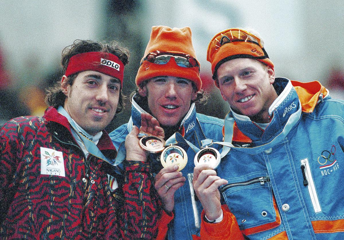 Schaatsbelg Bart Veldkamp met brons op het podium van de 5 km op de Olympische Winterspelen van 1998 in Nagano, naast Gianni Romme (goud) en Rintje Ritsma (zilver).