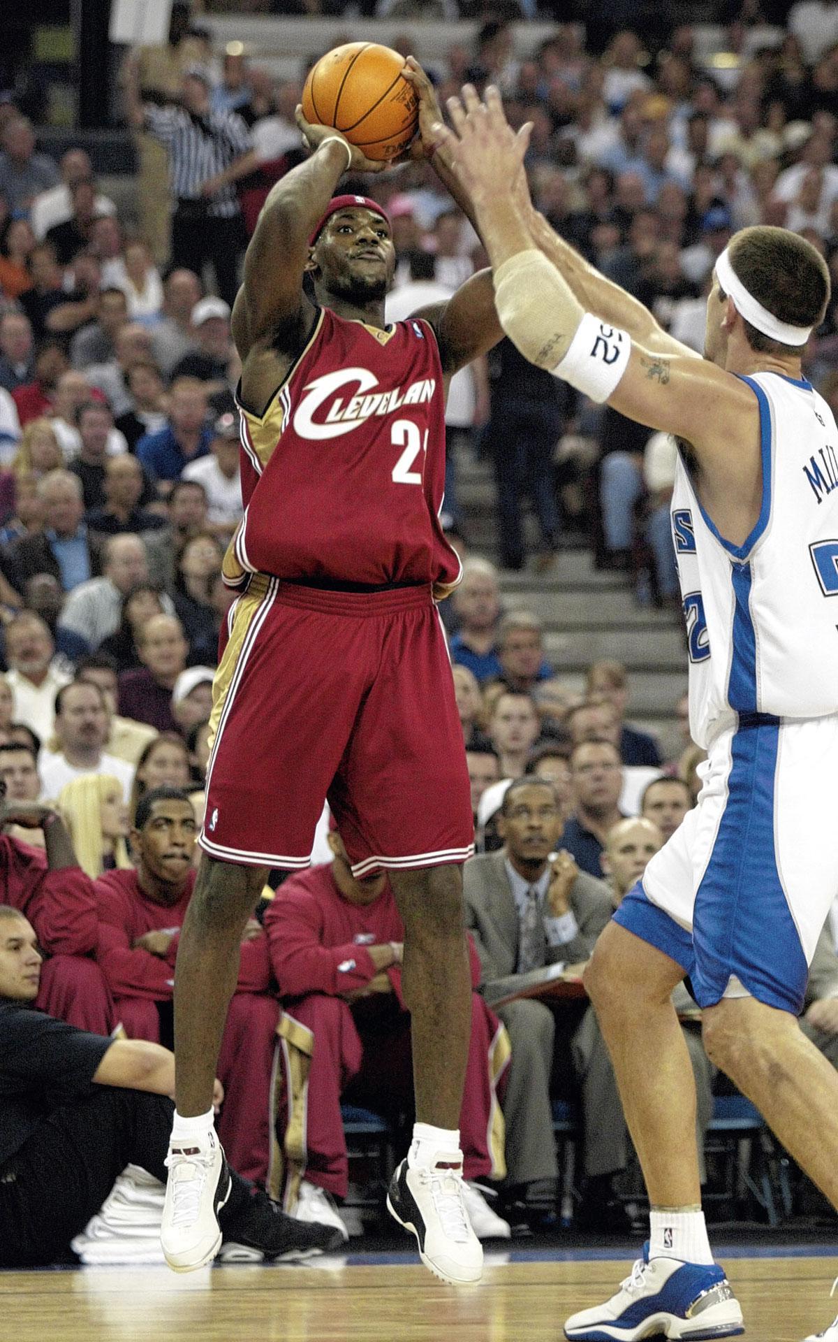 De eerste field goal van LeBron James in zijn NBA-carrière: een tweepunter op het terrein van de Sacramento Kings, op 29 oktober 2003.
