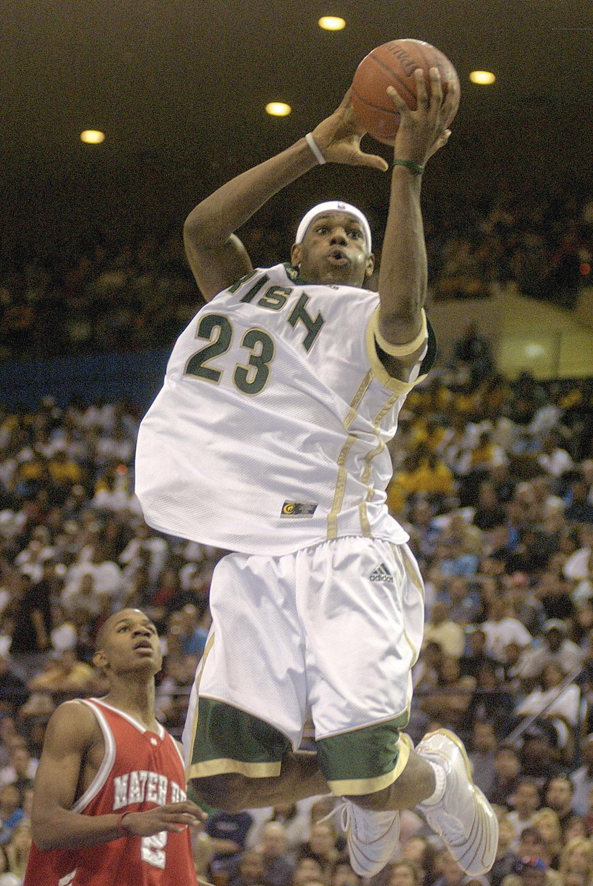 LeBron James was al een fenomeen toen hij voor zijn St. Vincent–St. Mary High School uitkwam. Sports Illustrated bestempelde hem op een beroemde cover als ‘The Chosen One’.