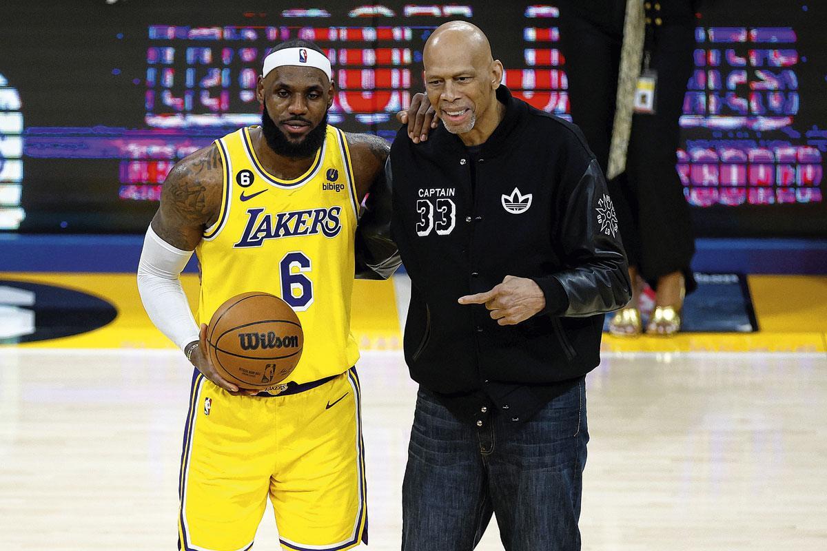 Na de match waarin hij de nieuwe all time-topscorer in de NBA werd, kreeg LeBron James symbolisch de bal overhandigd van de vorige recordhouder, Kareem Abdul-Jabbar.