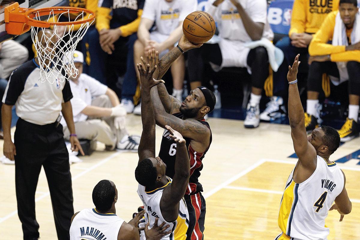 LeBron James als een onhoudbare stormram op weg naar de korf, hier in zijn periode bij de Miami Heat.
