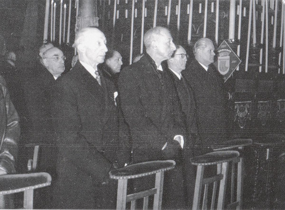 1942: de begrafenis van De Baillet Latour in Brussel zorgde voor de nodige commotie (achteraan met bril: Rodolf Seeldrayers).