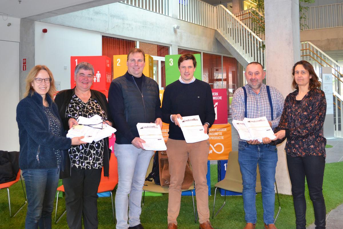 Het comité ‘Behoud Overweg Sint-Henricus’ (BOS) overhandigde de petitie aan de stad: v.l.n.r. Elsie Desmet, Katleen Willaert (BOS), Pieter Pauwels (BOS), burgemeester Kristof Audenaert, Hans Blomme en Lieselotte Denolf.