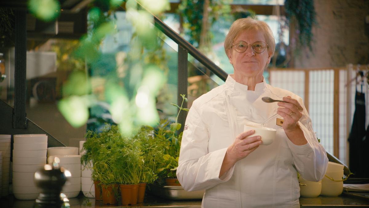 Dieter Coppens opent gedurende 7 weken Restaurant Misverstand Antwerpen, een restaurant waar alle medewerkers een vorm van dementie hebben, zoals de ziekte van Alzheimer.