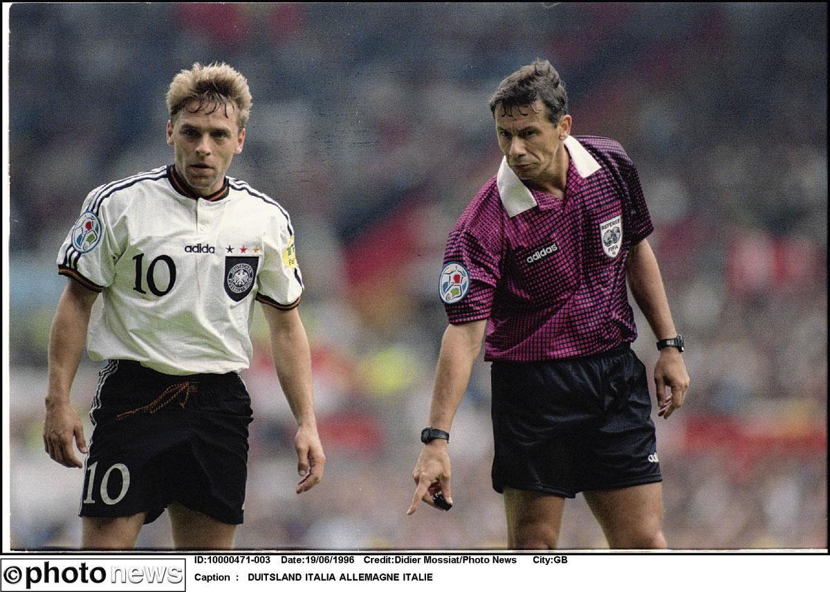 À l'EURO 96, Guy Goethals, ici avec Thomas Hässler, a sifflé Italie-Allemagne (0-0) en phase de poules.