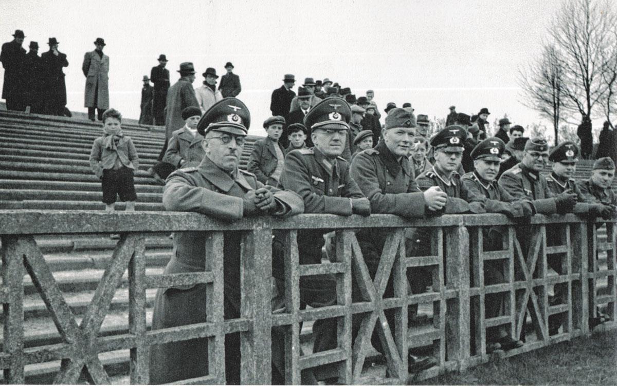 Les stades de football belges étaient pleins pendant la Seconde Guerre mondiale. Au cours de la saison 1942/43, par exemple, pas moins de 6,5 millions de personnes sont allées voir un match en Belgique (ici: images de la rencontre entre l'Union et l'Olympic Charleroi).